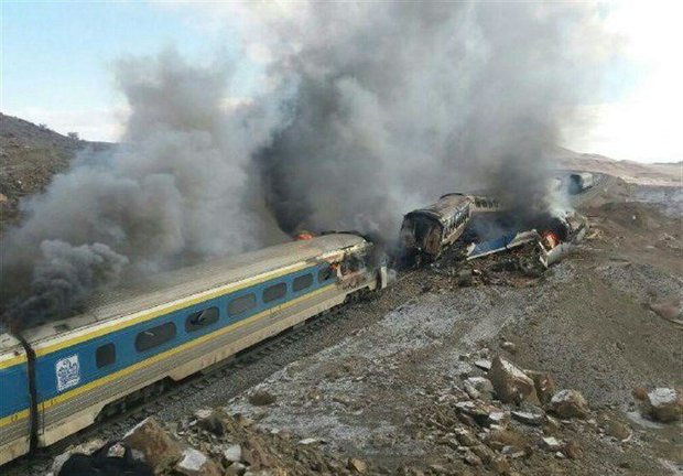 اجساد ۲۵ مسافر از واگن های سوخته خارج شد/۷۵ مصدوم در حادثه سمنان