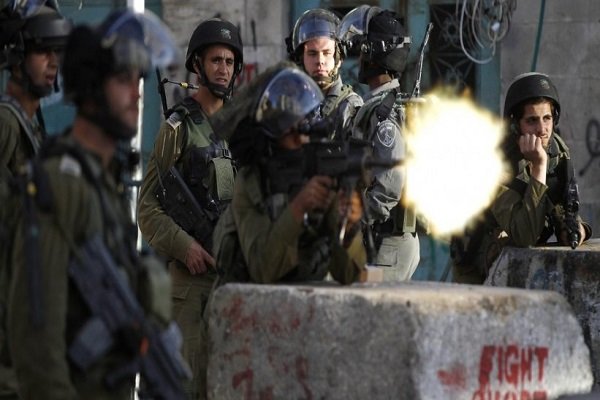 شهادت یک فلسطینی و زخمی شدن ۱۴ نفر در شرق غزه