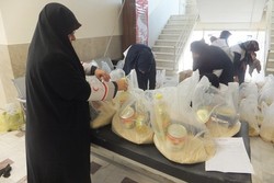 توزیع غذا و دارو بین نیازمندان اصفهان توسط داوطلبان هلال احمر