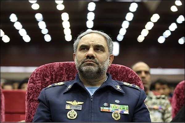قائد القوات الجوية في الجيش الايراني يصل إلى باكستان في زيارة رسمية 