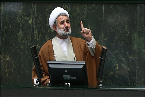 آقای روحانی! مشکلات کشور را گردن بی اختیاری خود نگذارید