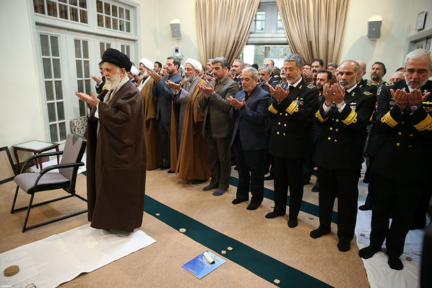 Navy commanders and officials met with Ayatollah Khamenei