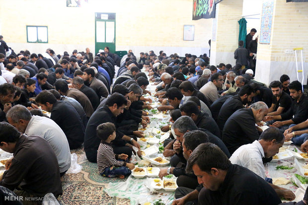 پخت و توزیع آبگوشت نذری در ظهر تاسوعا در خمینی شهر 