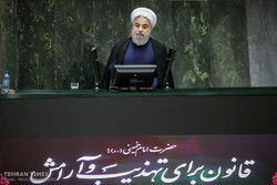 الرئيس روحاني يتوعد بالرد الحازم على تمديد الحظر الامريكي /فيديو