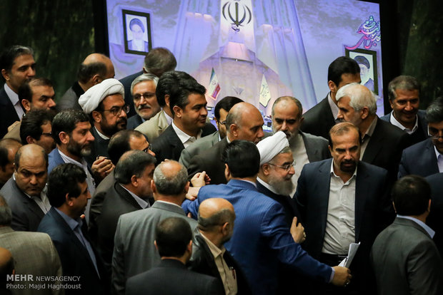 Rouhani submits budget bill to Parl.