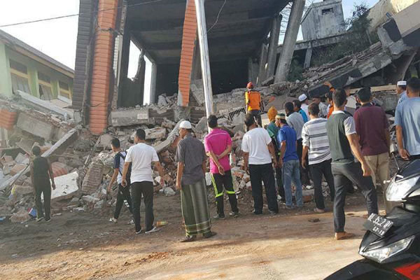 زلزله ۶.۴ ریشتری در اندونزی ۵۲ کشته بر جا گذاشت