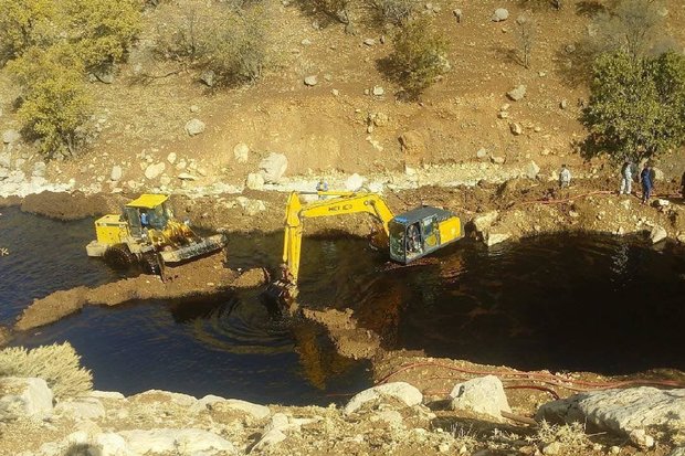 نشت لوله انتقال نفت مارون در شهرستان اردل مهار شد  نشت لوله انتقال نفت مارون در شهرستان اردل مهار شد
