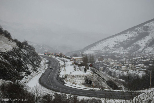 بازگشایی راه دسترسی ۱۲۵۰ روستای محاصره در برف استان