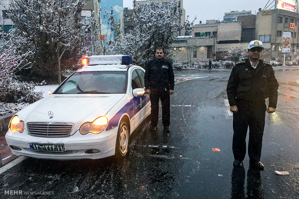 حضور ماموران پلیس راهور در معابر برفی