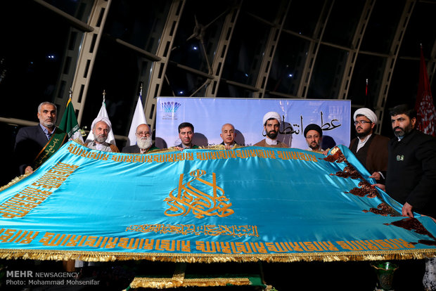 نصب پرچم مسجد جمکران در برج میلاد
