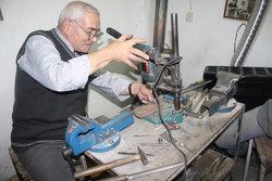صنعت چاقوسازی آیینه فرهنگ و هنر استان زنجان محسوب می شود