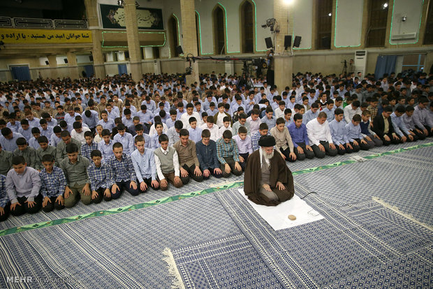 رہبر معظم کی موجودگی میں 2000 نوجوانون کا جشن تکلیف/ نماز اور قرآن کی تلاوت اللہ تعالی کے ساتھ رابطہ کا بہترین ذریعہ