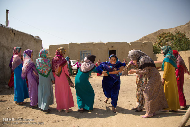 دختران در روز عروسی یک بازی به اسم "ای ترک " در حضور عروس انجام می دهند .