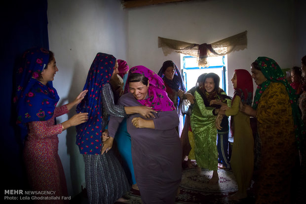 A contest is held where relatives of both sides participate; a white fabric, of special significance, is ties to bride’s coiffure. Now, anyone who claims the fabric is winner