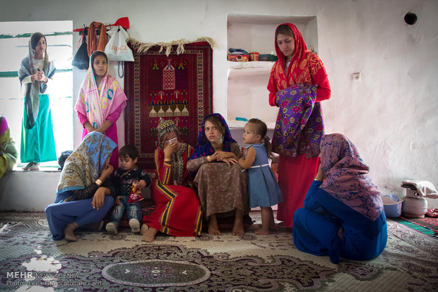 Sisters and female relatives accompany the bride before departure to the groom’s home