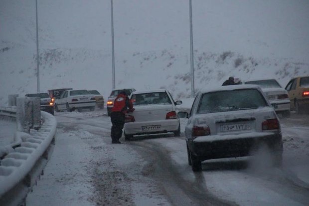 راه های شهرستان تکاب در پی بارش برف مسدود شد