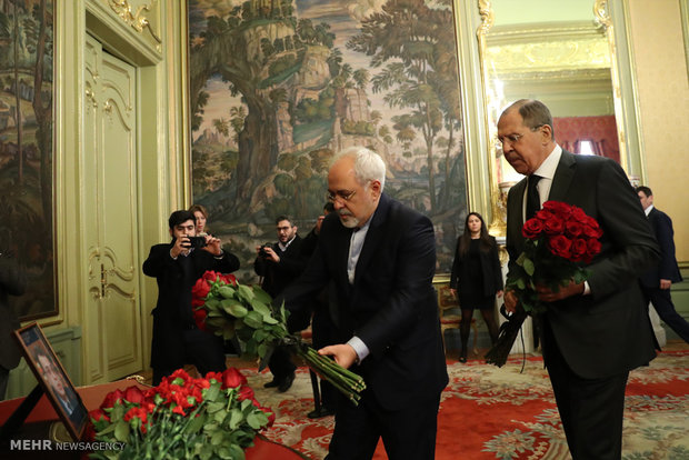 ادای احترام محمد جواد ظریف وزیر امور خارجه به سفیر جانباخته روسیه در ترکیه