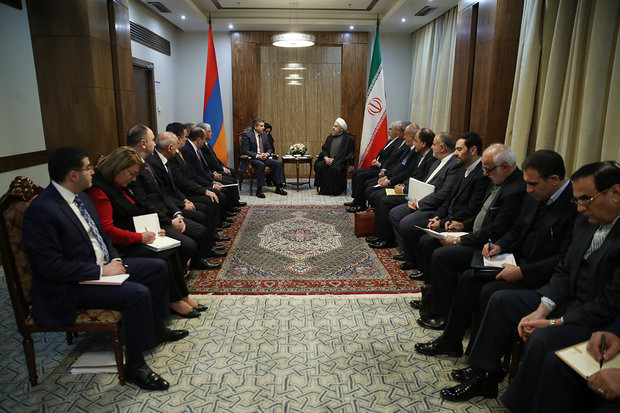 روحاني يؤكد على أهمية تعزيز العلاقات بين إيران وأرمينيا
