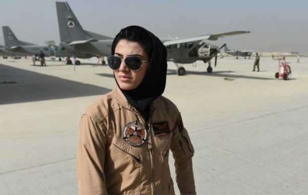 أول طيارة أفغانية تطلب اللجوء في الولايات المتحدة أول طيارة أفغانية تطلب اللجوء في الولايات المتحدة