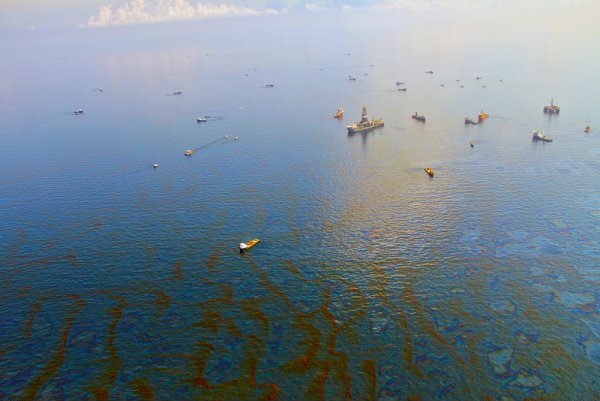 لکه نفتی در ۲۰ مایلی جزیره کیش مهار شد