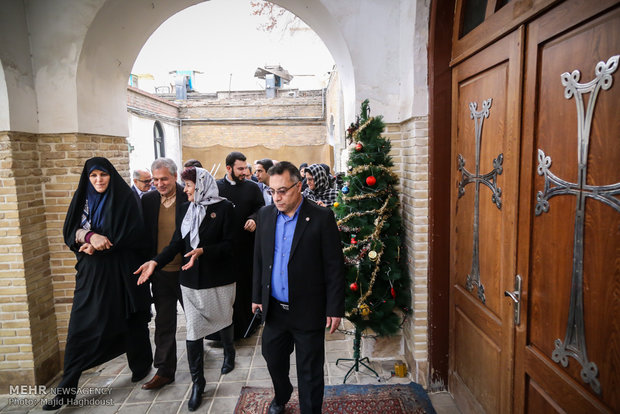 Iranian min., VP visit St. Georg Church