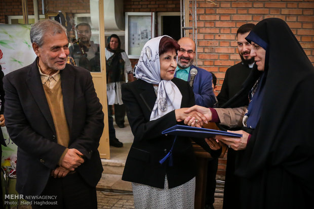 Iranian min., VP visit St. Georg Church