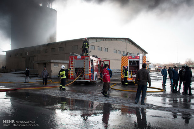 فیلم/ آتش سوزی کارخانه سیمان شاهرود