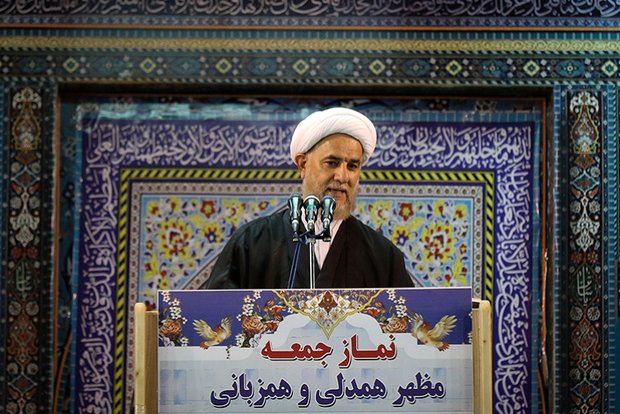 حضور بانوان در ورزشگاه اقدامی برای سرپوش گذاشتن بر گرانی ها است 