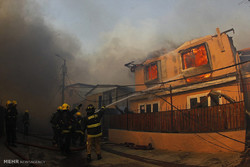 حریق در انبار چوب /جدال نفس‌گیر آتش‌نشانان با شعله‌های آتش