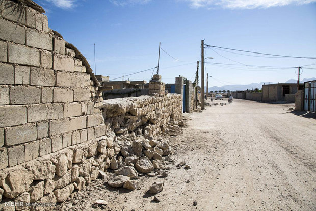 تخریب خانه های قدیمی در منطقه زلزله زده/ زمین لرزه ها ادامه دارد