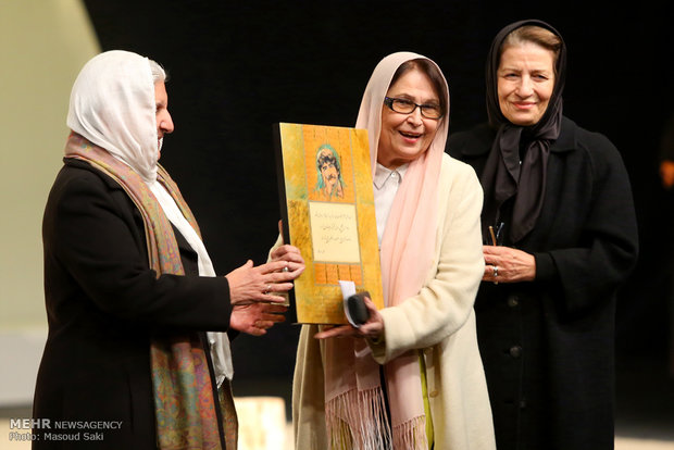 تجلیل از فریده فرجام، نخستین بانوی نمایشنامه‌نویس ایرانی در آیین اختتامیه دومین جایزه محمود استادمحمد