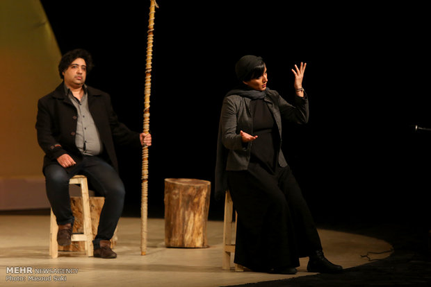اجرای بخشی از نمایش «دیوان تئاترال» از محمود استادمحمد در آیین اختتامیه دومین جایزه محمود استادمحمد
