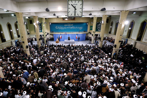 People of Qom meet with Ayatollah Khamenei