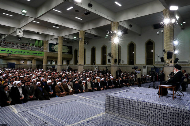 People of Qom meet with Ayatollah Khamenei