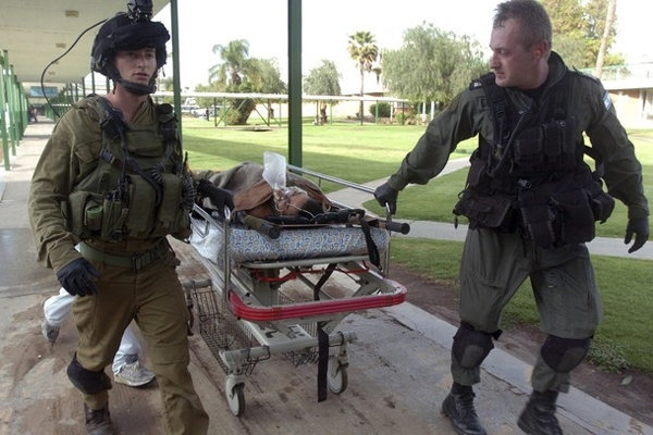 فلسطینی کیمپ پر صہیونی فوجیوں کا حملہ، جوابی کاروائی میں کئی صہیونی اہلکار زخمی