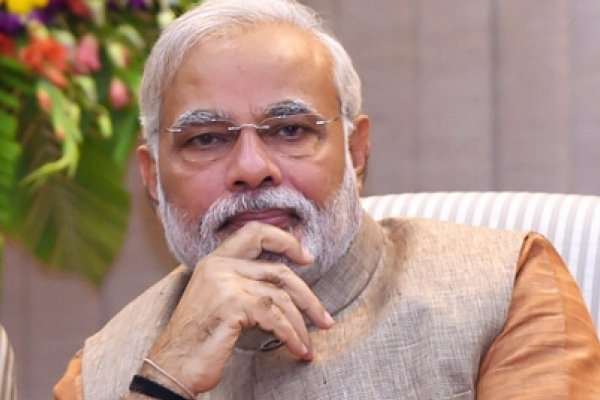 بھارتی وزير اعظم کے ہاتھ پر طوطا نے بیٹھنے سے انکار کردیا