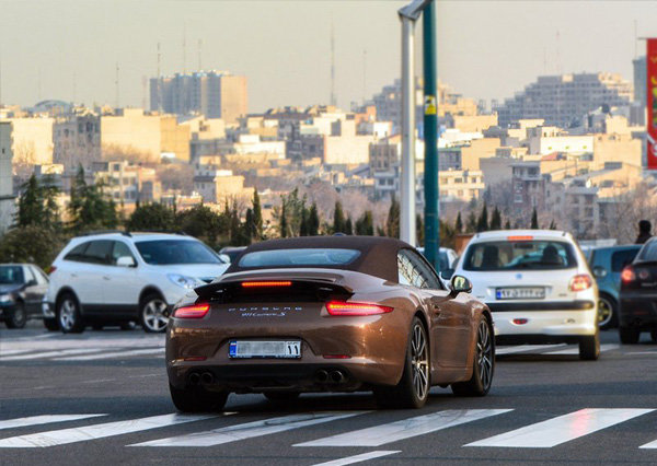 زندگی اشرافی مسئولان،«موفقیت» را در جامعه مترداف با مصرف گرایی می کند