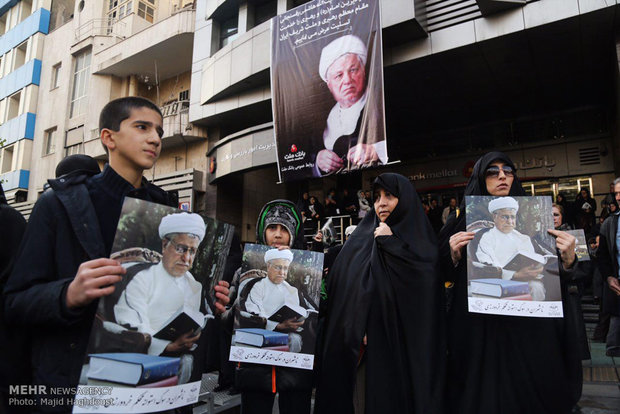 Massive crowd shows up to Rafsanjani's funeral