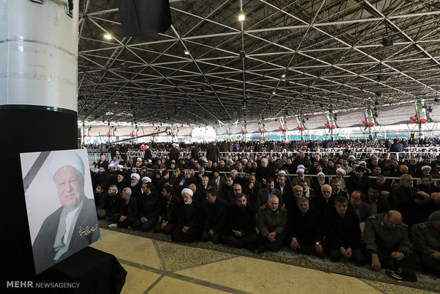 صلاة قائد الثورة الاسلامية على جثمان آية الله هاشمي رفسنجاني 