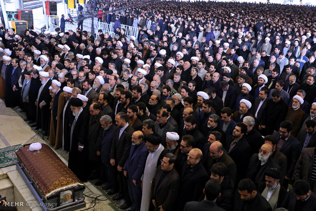 اقامه نماز رهبر انقلاب بر پیکر حجت‌الاسلام والمسلمین هاشمی رفسنجانی