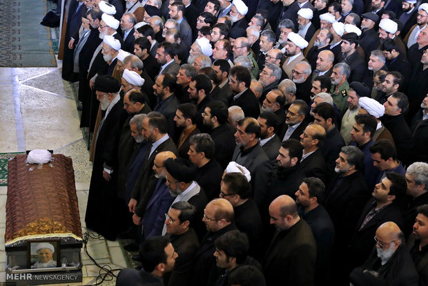 اقامه نماز رهبر انقلاب بر پیکر حجت‌الاسلام والمسلمین هاشمی رفسنجانی