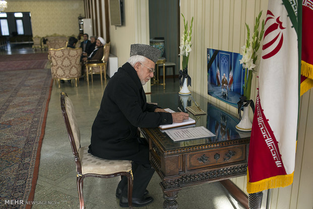 امضای دفتر یادبود آیت الله هاشمی در سفارت ایران در افغانستان