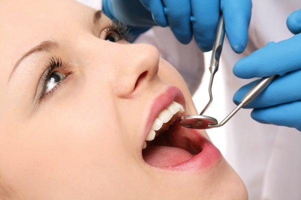 حساسیت؛ شایع ترین عارضه سفید کردن دندان ها است