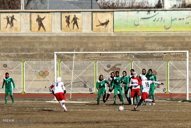 بانوی فوتبالیست سنندجی به اردوی تیم ملی بزرگسالان دعوت شد