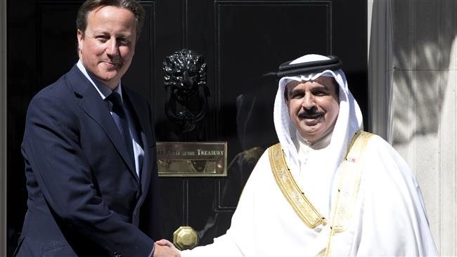 Britain’s then Prime Minister David Cameron (L) poses for a photograph with Bahrain’s King Hamad bin Isa Al Khalifah, in London, August 6, 2013. (Photo by AP)