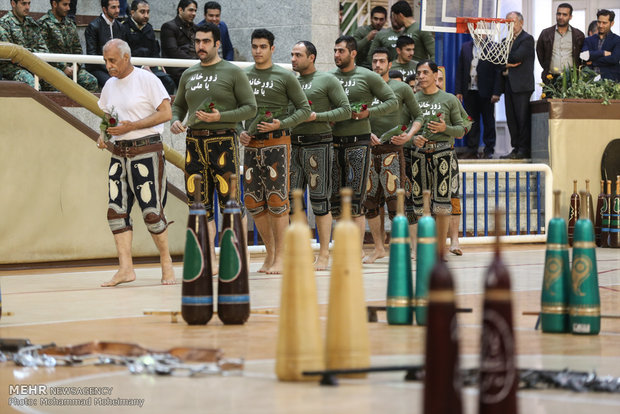 قوات الشرطة الايرانية تقييم مسابقات الزورخانة