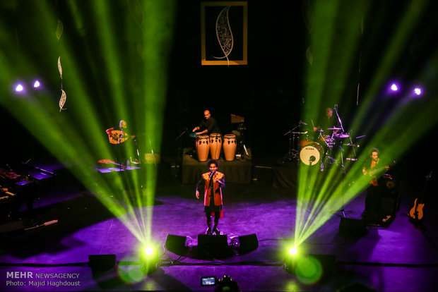 چهارمین روز سی و دومین جشنواره موسیقی فجر با اجرای گروه داماهی در برج آزادی