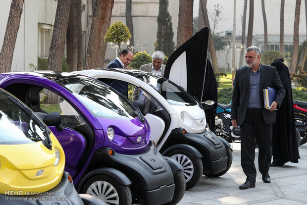 روحاني يتجول بسيارة كهربائية من صنع ايران