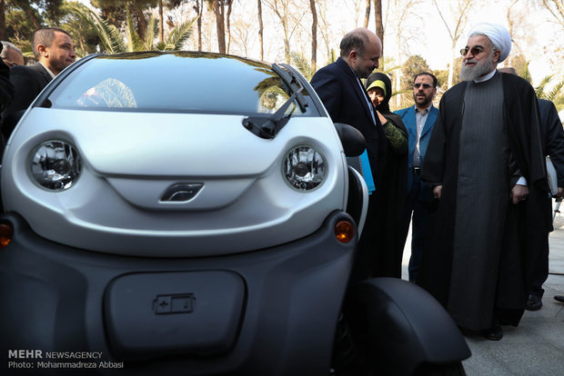 روحاني يتجول بسيارة كهربائية من صنع ايران