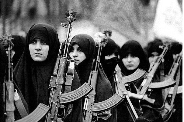 نقش زنان در پیروزی انقلاب اسلامی حیاتی و کلیدی بود